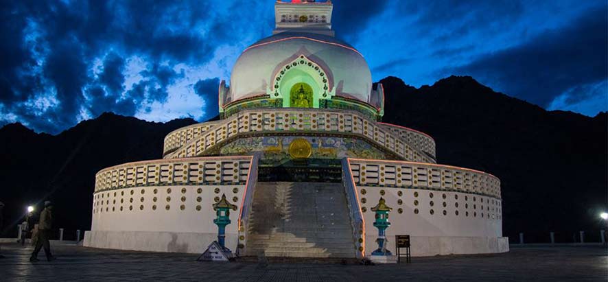 Shanti stupa en Himalaya