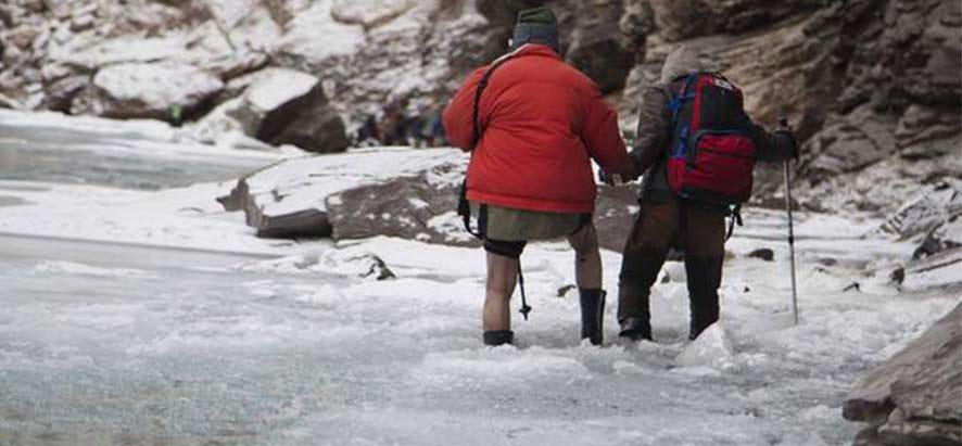 le trek sur la rivière gelée